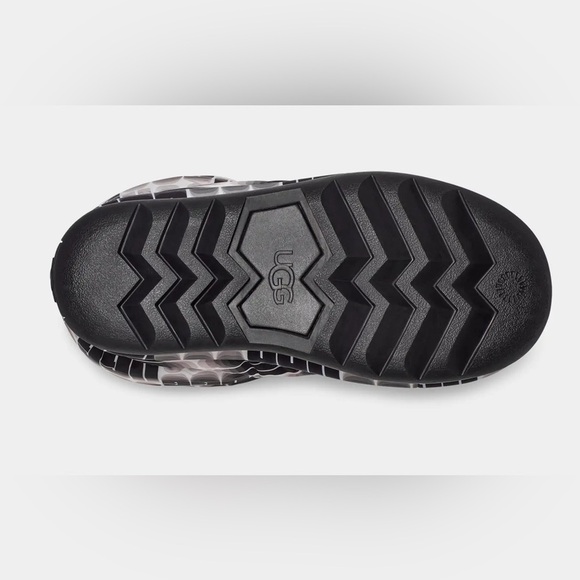 NIB UGG Women's Classic Maxi Wavelength Short Black & White Water Repellency - Picture 7 of 7